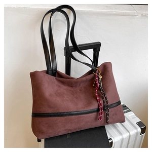Sac fourre-tout minimaliste en daim bordeaux avec bretelles noires et pompon décoratif