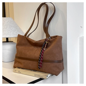 Sac cabas tendance en velours marron avec porte-clés à franges et fines lanières en cuir