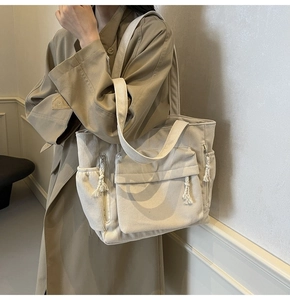 Détail du sac fourre-tout en velours côtelé crème avec ses poches et sa texture riche