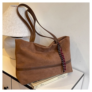 Grand sac cabas en suédine marron avec anses en cuir et pompon tissé coloré
