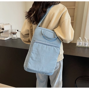 Detail der hellblauen Laptoptasche mit großer Fronttasche und Nylongewebe-Struktur