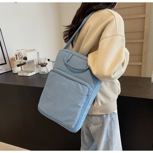 Hellblaue Laptoptasche aus Nylon mit breitem Gurt für den täglichen Weg ins Büro
