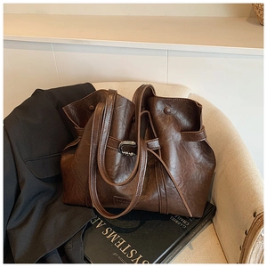 Elegante borsa a spalla in ecopelle marrone scuro con trama martellata e fibbia in metallo