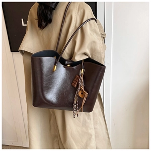 Vue détaillée de dos d'un grand sac cabas marron foncé minimaliste en cuir PU vintage