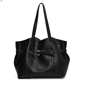 Borsa tote nera in pelle PU 2024 con trama plissettata e cinturini con fibbie regolabili