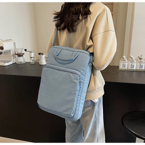 Rückansicht eines Models mit hellblauer Stoff-Tragetasche in einem minimalistischen Café