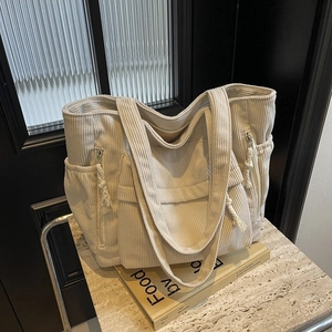 Grand sac cabas en velours côtelé beige avec poches zippées et tirettes en coton doux