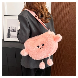 Dettaglio della borsa a tracolla in peluche rosa con ricamo su blazer nero