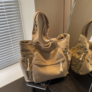 Sac cabas chic en velours côtelé kaki avec surface texturée et multiples poches utiles