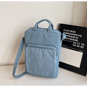 Gesteppte hellblaue Puffer-Tragetasche mit Schultergurt und großer Vordertasche aus Nylon