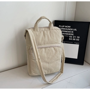 Minimalistische beige Nylon-Einkaufstasche mit breiten Trägern und gefalteter Textur im Studio