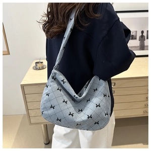 Dettaglio della borsa tote in velluto a coste azzurro con motivo a fiocco e trapuntatura