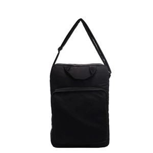 Minimalistische schwarze Nylon Umhängetasche mit Reißverschlussfach und verstellbarem Gurt