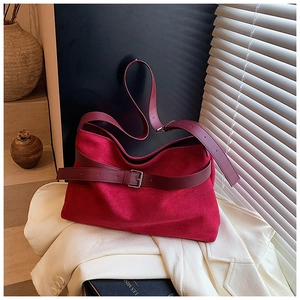 Sac à épaule en cuir PU givré rouge avec ceinture décorative et bandoulière réglable