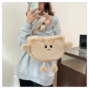 Dettaglio della borsa a tracolla in peluche kaki con ricamo a cartone animato e tracolla lunga