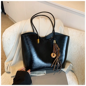 Sac Cabas en Cuir PU Vintage pour Femmes Sac à Épaule Grande Capacité Avec Charmes Rétro Finition Brillante Sac à Main