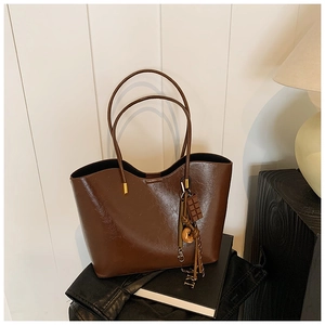 Grand sac fourre-tout chic en cuir PU café avec pendentifs design et détails dorés