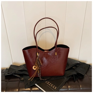 Sac fourre-tout tendance en cuir PU rouge foncé brillant avec charme rétro et anses