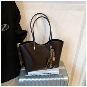 Sac fourre-tout tendance en cuir PU marron foncé avec charm chocolat et fines bretelles