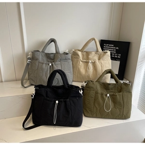 Borse tote trapuntate in quattro colori con tracolle regolabili e tasche anteriori
