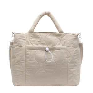 Borsa tote in nylon trapuntato beige con tasca a coulisse e tracolla rimovibile