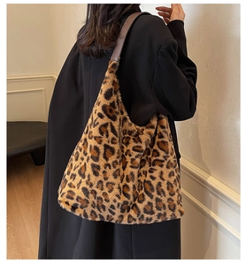 Dettaglio della borsa tote in peluche leopardato con tracolla in pelle marrone