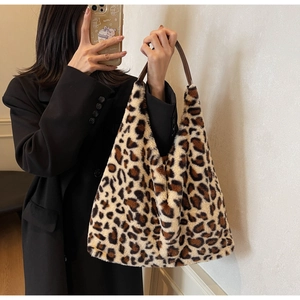 Dettaglio borsa shopper leopardata in ecopelliccia con trama morbida e tracolla in pelle