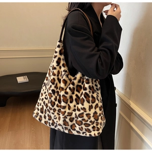 Dettaglio della borsa tote in peluche leopardata con trama in morbida ecopelliccia e tracolla