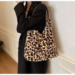 Dettaglio della borsa tote leopardata in pelliccia sintetica con manici in pelle