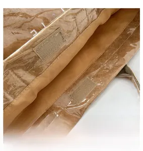 Dettaglio dello strato in PVC impermeabile e della chiusura a velcro di questa borsa tote