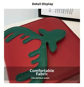 Dettaglio della borsa natalizia in pelle rossa con decorazioni a corna di renna verdi
