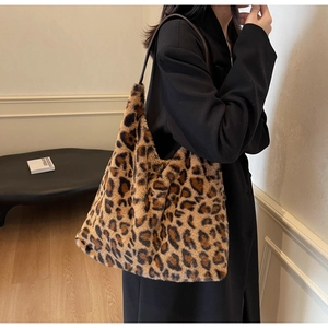 Dettaglio della borsa tote in ecopelliccia leopardata con tracolla sottile in pelle marrone