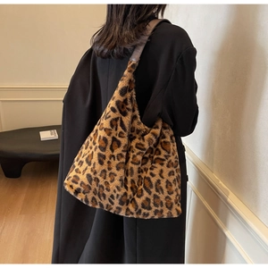 Vista posteriore dettagliata della borsa hobo in peluche leopardata con tracolla