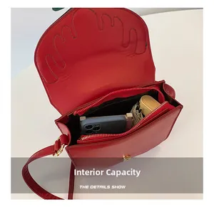 Interno della borsa in pelle PU rossa con grande capacità e tasche organizzate
