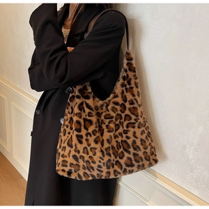 Dettaglio della borsa tote leopardata in ecopelliccia con tracolla in pelle