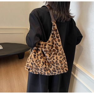 Dettaglio della borsa tote in peluche leopardata con tracolla in pelle marrone