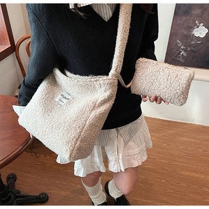 Detail view of the beige fleece crossbody bag set with magnetic clasp and woven label