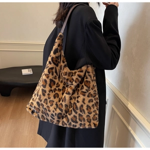 Dettaglio borsa tote leopardata in pelliccia sintetica con tracolla in pelle marrone