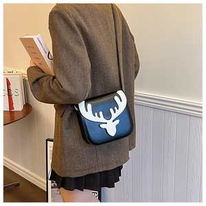 Dettaglio di una borsa a tracolla chic in pelle PU nera con design corna di renna bianca