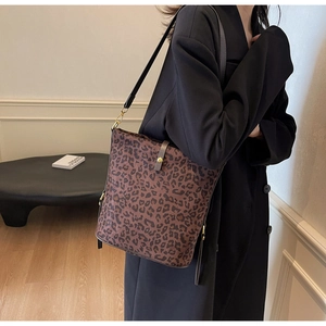Dettaglio della borsa a tracolla leopardata in pelle PU con fibbia in metallo dorato