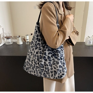 Dettaglio della morbida trama leopardata grigia di questa grande borsa tote in ecopelliccia