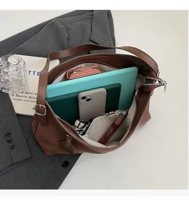 Vue intérieure du grand sac cabas marron avec tablette et accessoires quotidiens