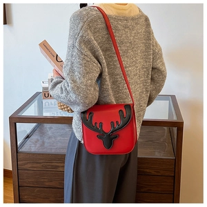 Dettaglio borsa a tracolla rossa in pelle PU con decorazione a rilievo di renna
