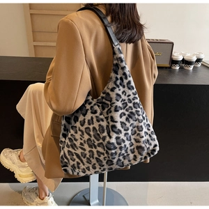 Dettaglio della borsa tote grande leopardata in pelliccia sintetica con tracolla nera