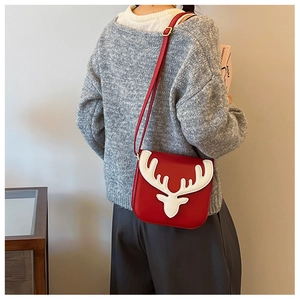Dettaglio della borsa a tracolla rossa in pelle PU con patch di renna bianca per Natale