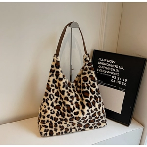 Borsa tote minimalista in peluche leopardato con manico in pelle su supporto