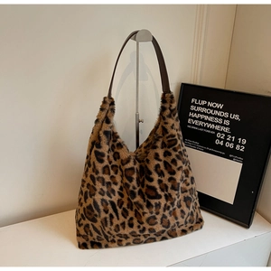 Borsa tote in peluche leopardata alla moda con cinturini in pelle marrone e grande capacità