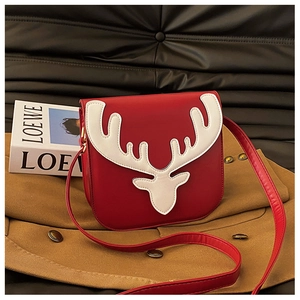Elegante borsa a tracolla in pelle PU rossa con renna bianca su sfondo di cappotto marrone