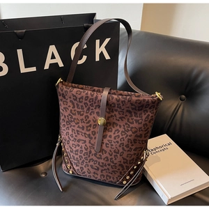 Borsa a secchiello alla moda con stampa leopardata, borchie dorate e tracolla in PU