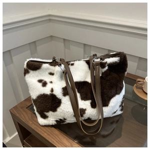 Sac fourre-tout en peluche à motif vache avec anses en cuir marron et anneaux